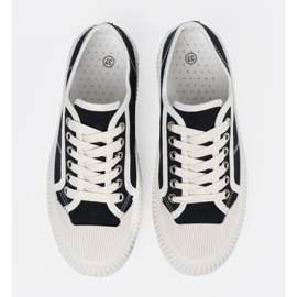 Shelvt Svarta sneakers snörda på en tjock sula 3