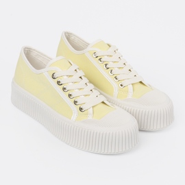 Shelvt Gula snörda sneakers på en tjock sula 2