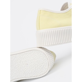 Shelvt Gula snörda sneakers på en tjock sula 1