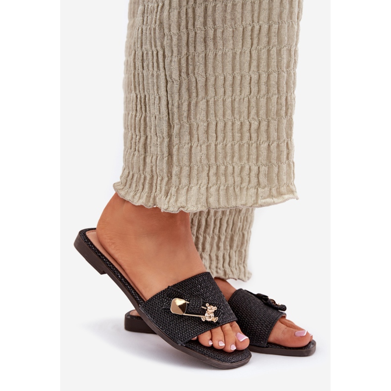 Inna Flat -hane kvinnors flip flops med en svart båge 1