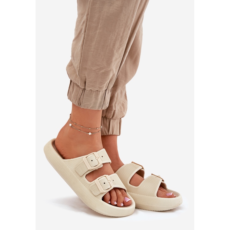 Inna Kvinnors flip flops på plattformen med beige spännen 1