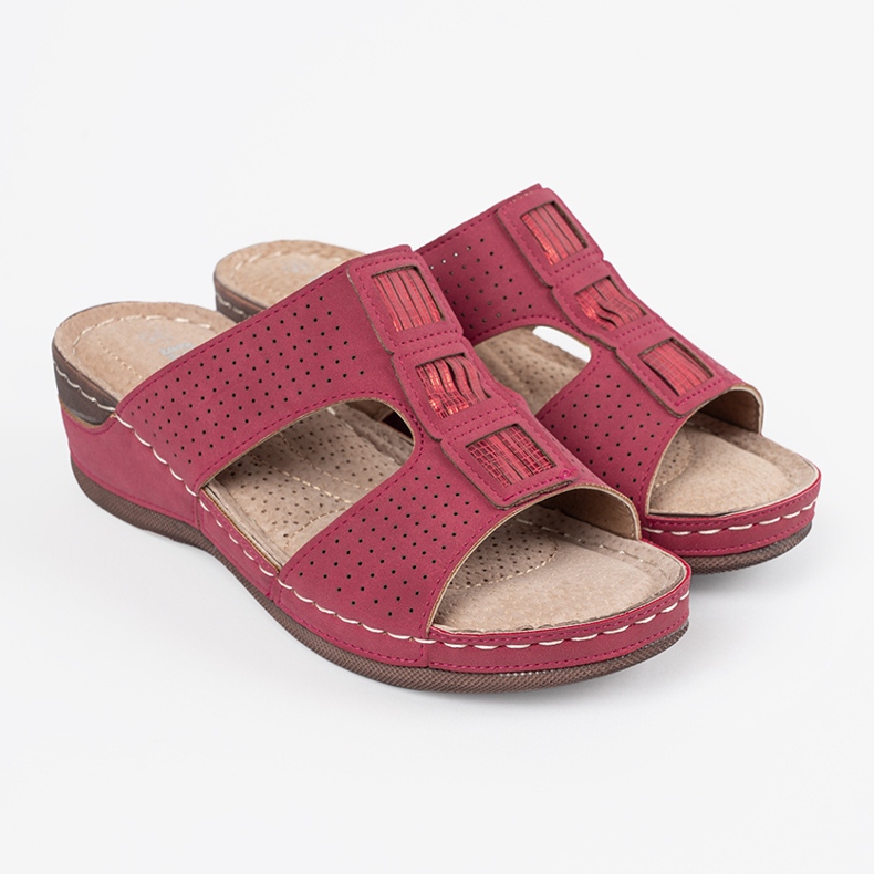 Shelvt Röda kvinnors tofflor på plattformen 2