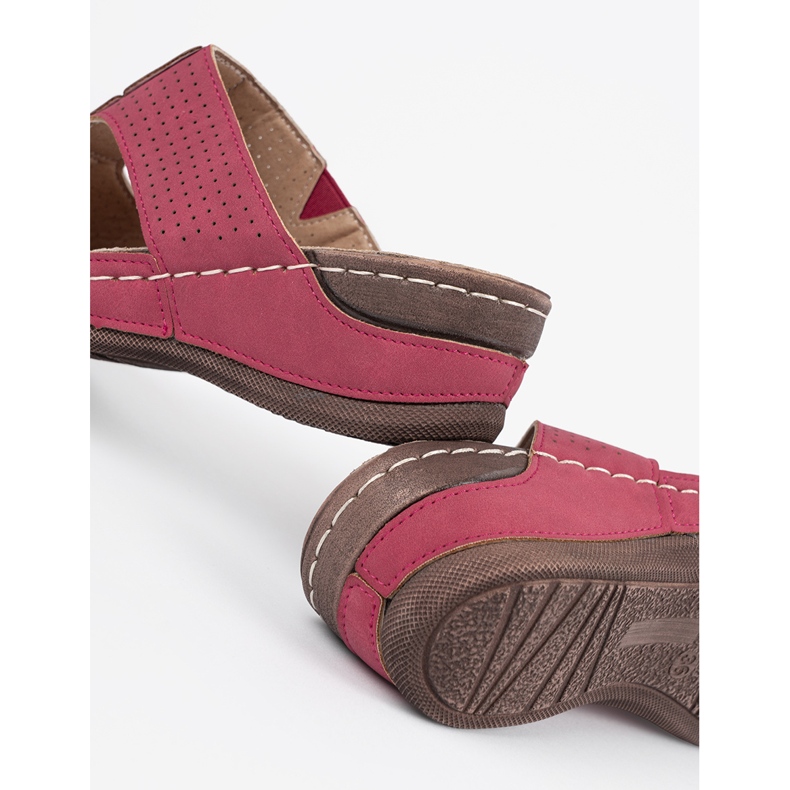 Shelvt Röda kvinnors tofflor på plattformen 1