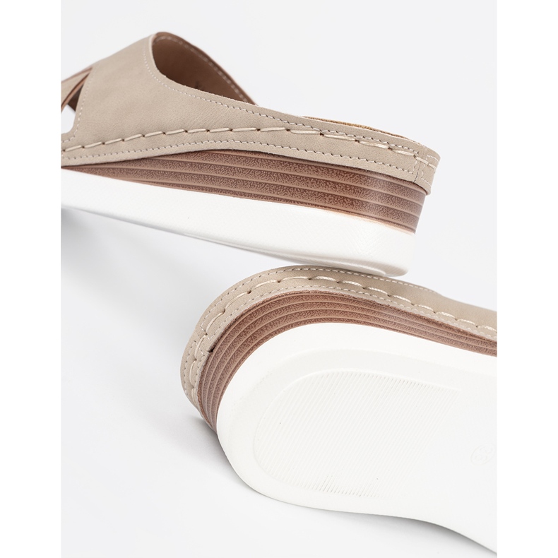 Shelvt Kvinnors beige flip flops 1
