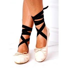 Bundna kvinnors ballerinor med en naken båge beige 2