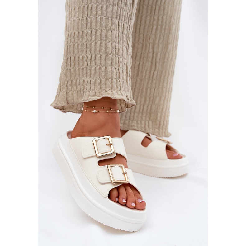 Inna Kvinnors flip flops på plattformen med gyllene ecru -spännen vit 2