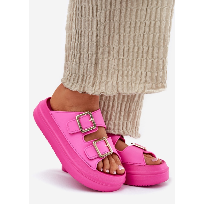Inna Kvinnors flip flops på plattformen med gyllene spännen fuchsia rosa 1