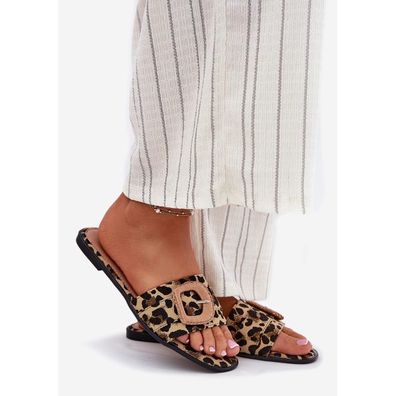 Inna Platta kvinnors flip flops med ett dekorativt leopardspänne brun 1