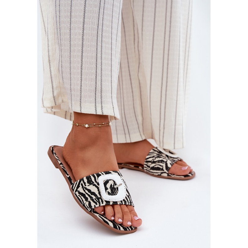 Inna Platta kvinnors flip flops med ett dekorativt zebra spänne vit 2