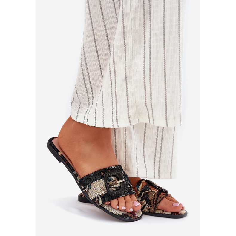Inna Platta kvinnors flip flops med ett dekorativt svart spänne 1