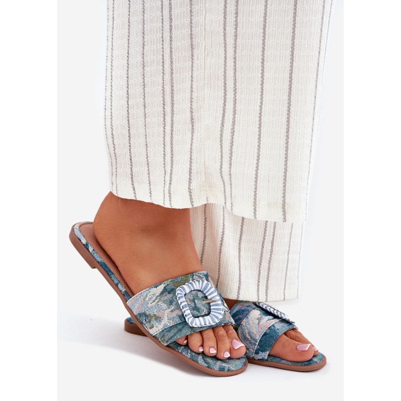 Inna Platta kvinnors flip flops med ett dekorativt blått spänne 1