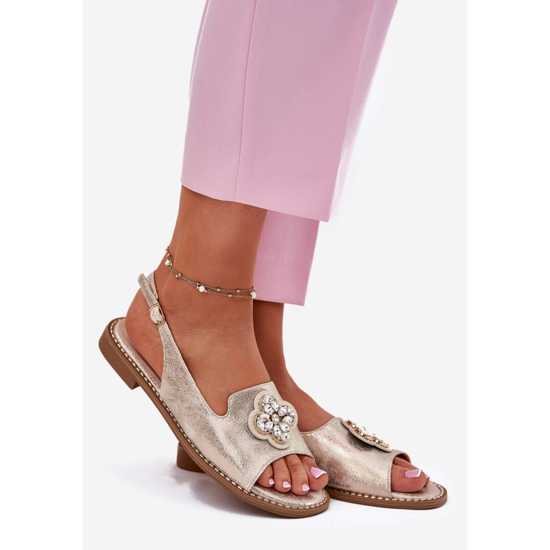 S.Barski Flat-klackade kvinnorsandaler med en dekorativ detalj S. Barski KV51-080 PLN gyllene 1