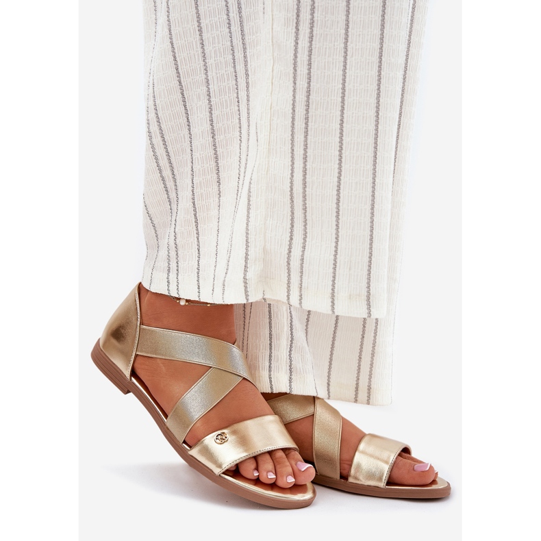 EVento Platta kvinnosandaler med flexibla gyllene ränder 1