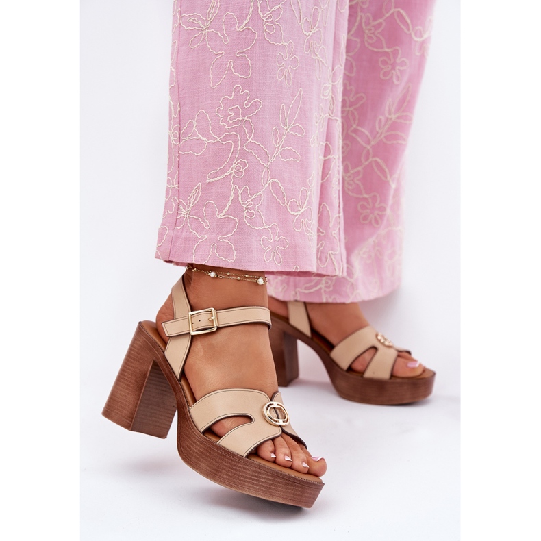 EVento Kvinnors sandaler på posten med en gyllene dekoration beige 2