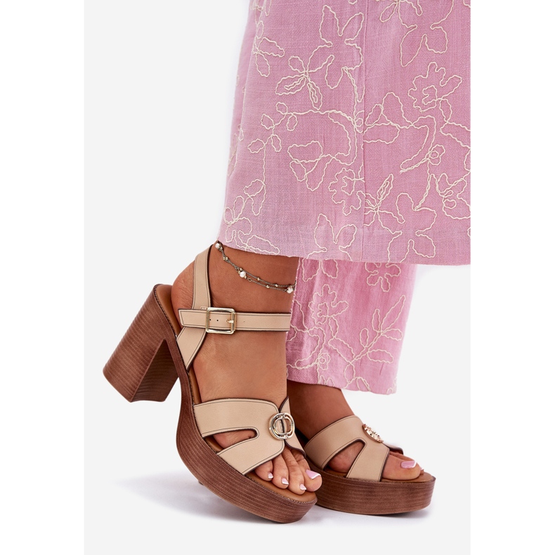 EVento Kvinnors sandaler på posten med en gyllene dekoration beige 1