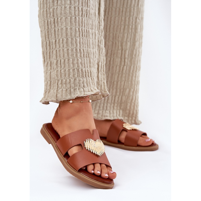 EVento Flat -hanterade kvinnors flip flops med en gyllene dekoration kamel brun 2