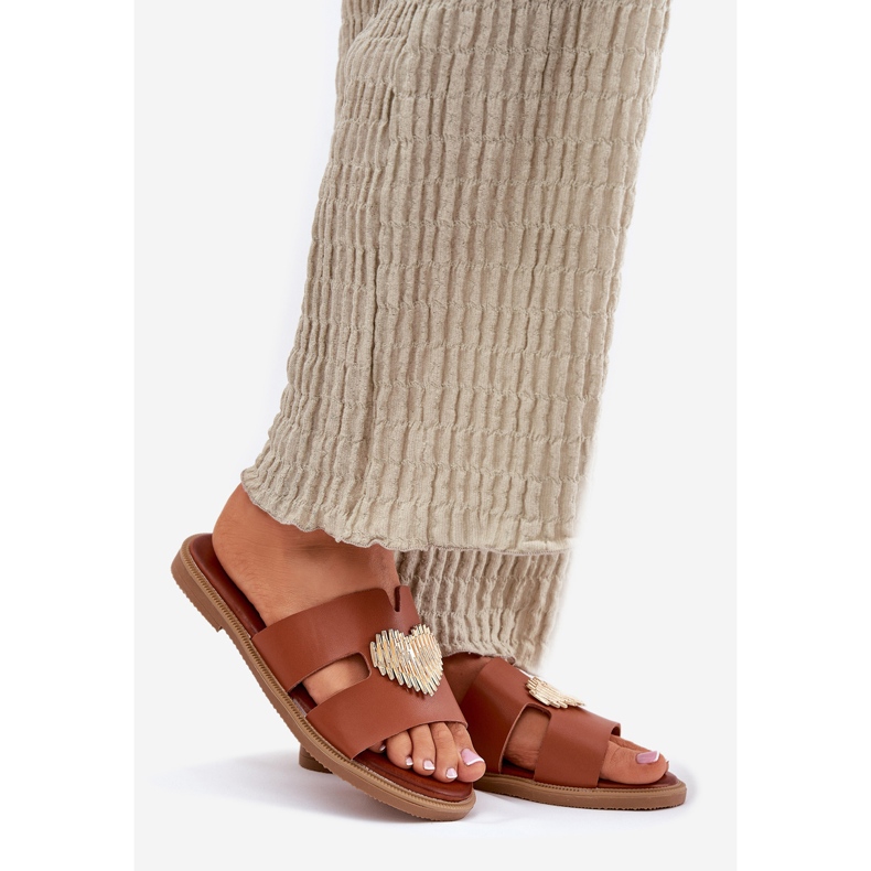 EVento Flat -hanterade kvinnors flip flops med en gyllene dekoration kamel brun 1