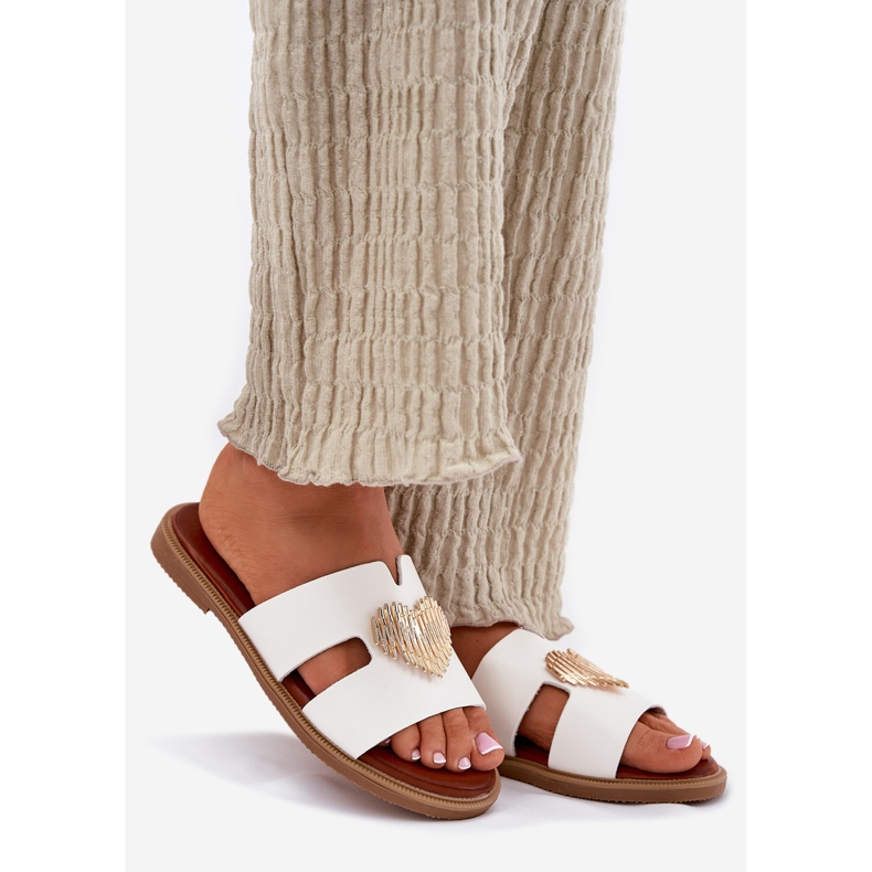 EVento Flat -hane kvinnors flip flops med en gyllene dekoration vit 1