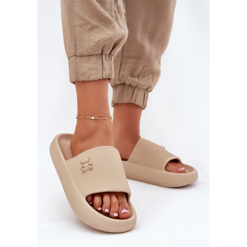 Women's Foam Flip Flops på plattformen med en Vinceza Teddy Bear 75210 Beige 2