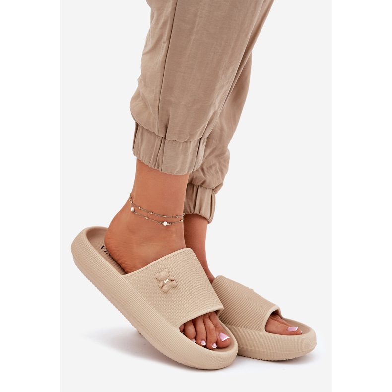 Women's Foam Flip Flops på plattformen med en Vinceza Teddy Bear 75210 Beige 1