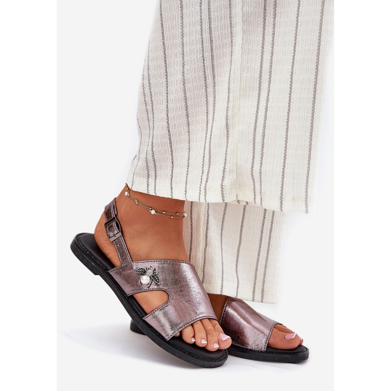 Platta kvinnosandaler med en dekorativ Vinceza 17378 silverdetalj silver- 1