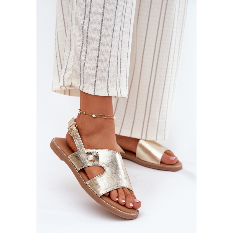 Platta kvinnosandaler med en dekorativ Vinceza -detalj 17378 Zlotys gyllene 2