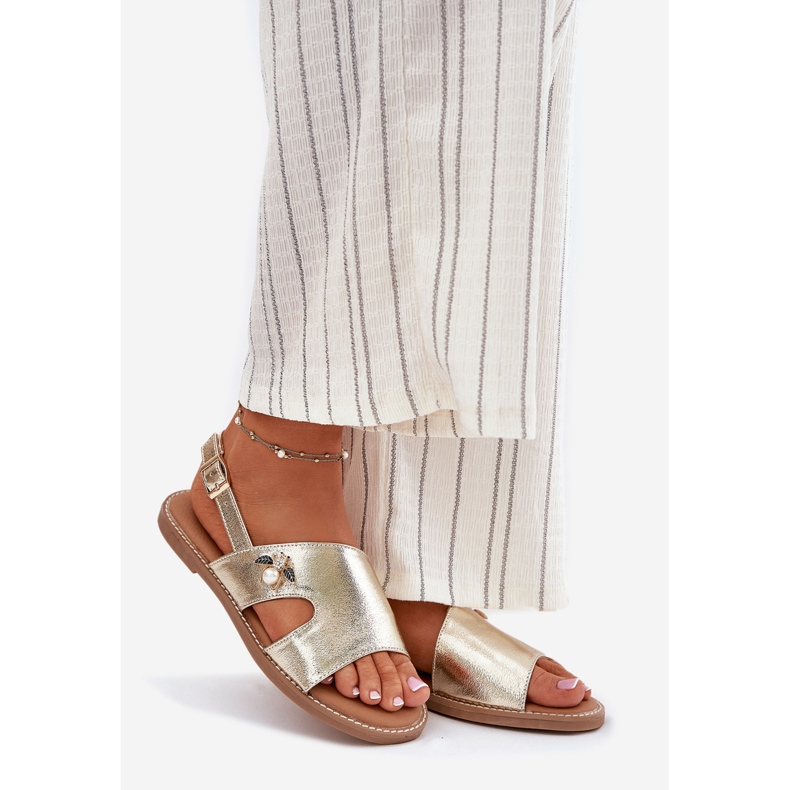 Platta kvinnosandaler med en dekorativ Vinceza -detalj 17378 Zlotys gyllene 1