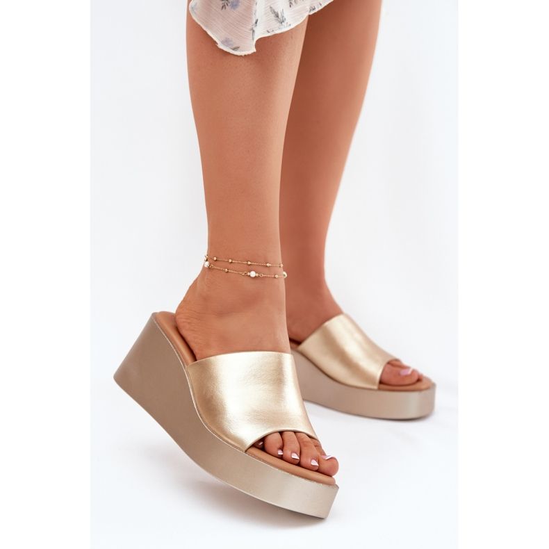 Inna Kvinnors flip flops på en kil eko läder gyllene 2