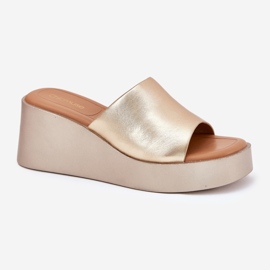 Inna Kvinnors flip flops på en kil eko läder gyllene 4