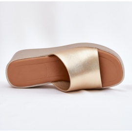 Inna Kvinnors flip flops på en kil eko läder gyllene 7
