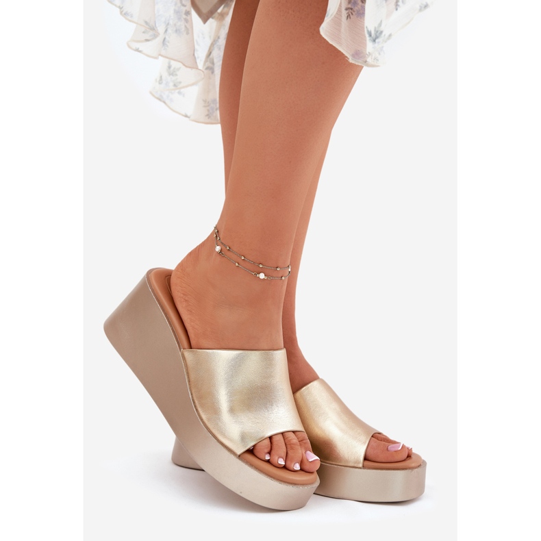Inna Kvinnors flip flops på en kil eko läder gyllene 1