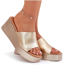 Inna Kvinnors flip flops på en kil eko läder gyllene 8