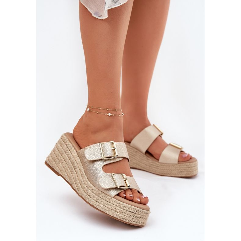 Inna Kvinnokilar med kil med flätor och gyllene klämmor 2