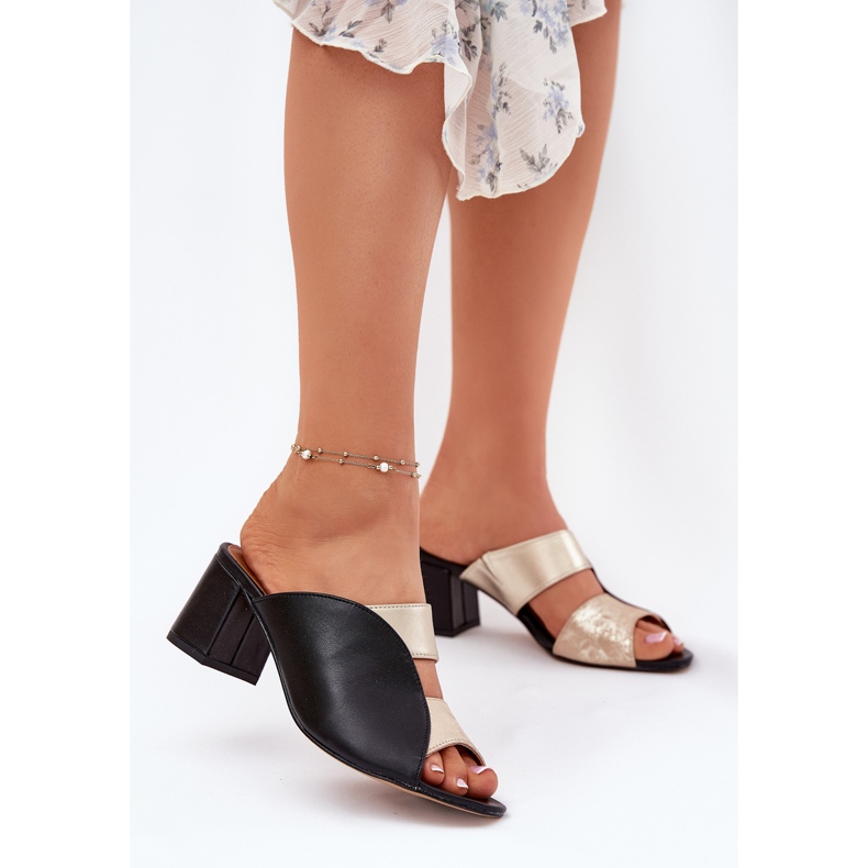 Kvinnors läder tofflor på Maciejka Post 06943-25 Svart och guld 2