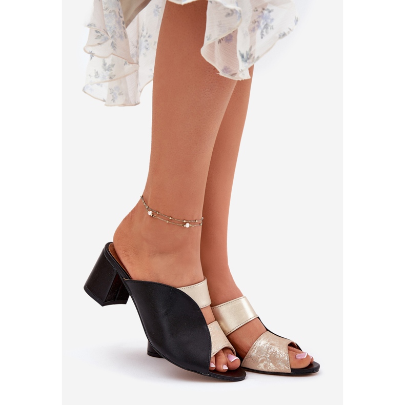 Kvinnors läder tofflor på Maciejka Post 06943-25 Svart och guld 1