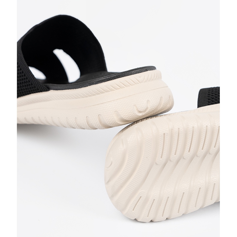 Kvinnors svarta tofflor på Sergio Leone -plattformen 1