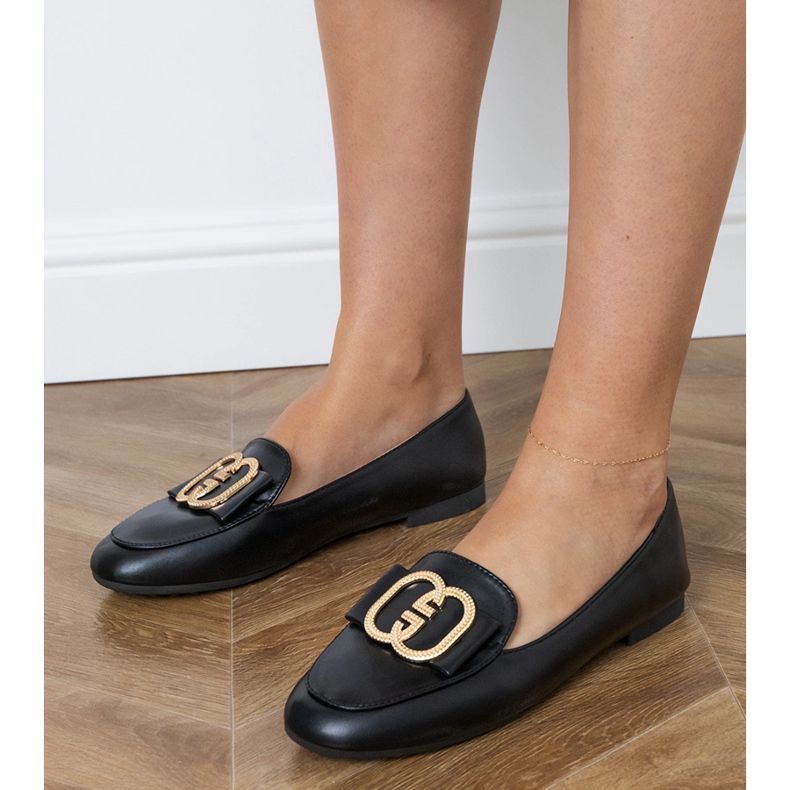 Svarta kvinnors loafers med en gyllene dekoration 1
