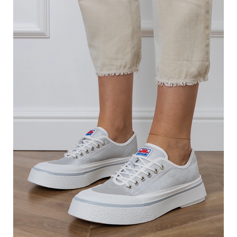 Grå kvinnors sneakers på plattformen 1