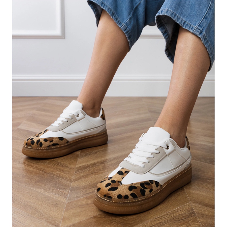 Vita sneakers med ett leopardtillbehör 1
