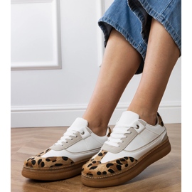Vita sneakers med ett leopardtillbehör 4