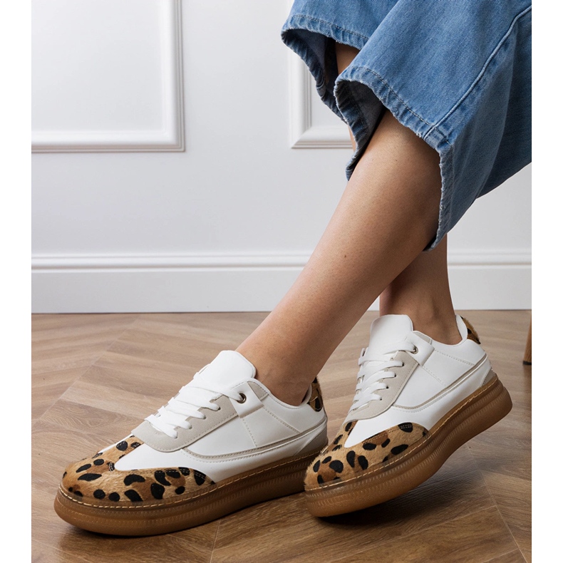 Vita sneakers med ett leopardtillbehör 2