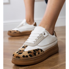 Vita sneakers med ett leopardtillbehör 3