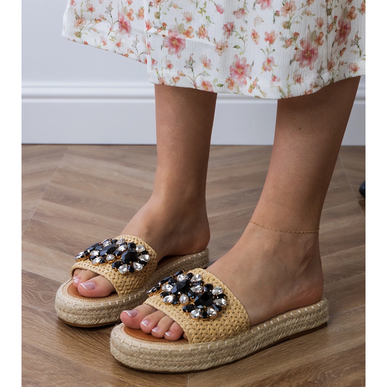 Beige espadrilles med svarta kristaller 1
