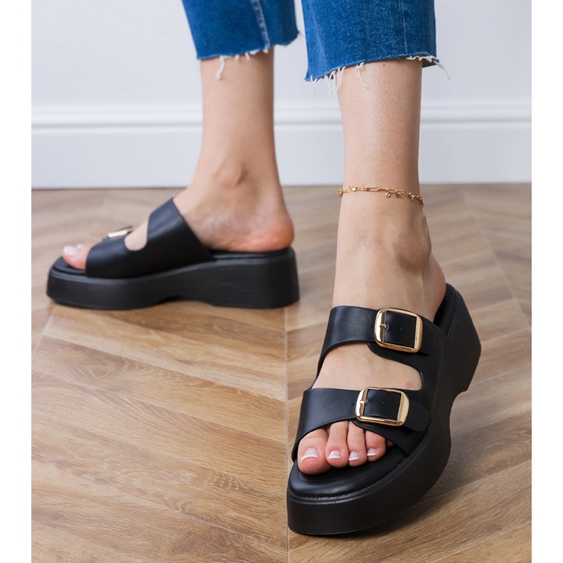 Svarta flip flops med klämmor på ränder 1