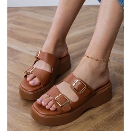 Brun flip -flops med klämmor på ränder 3