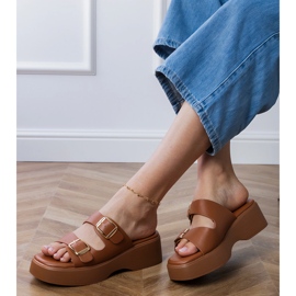 Brun flip -flops med klämmor på ränder 1