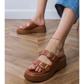 Brun flip -flops med klämmor på ränder 2