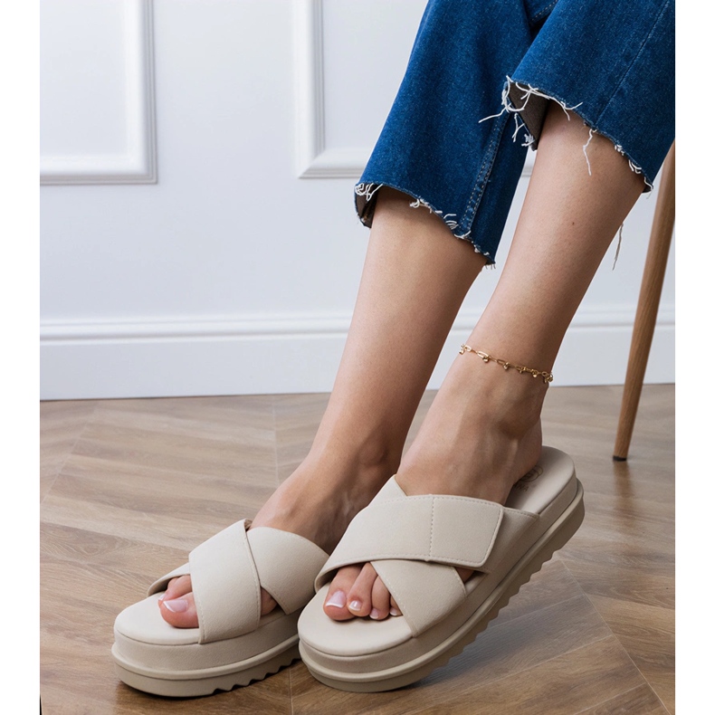 Beige -klaffar med ränder på plattformen 2