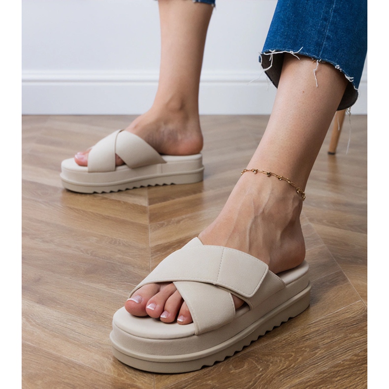 Beige -klaffar med ränder på plattformen 1