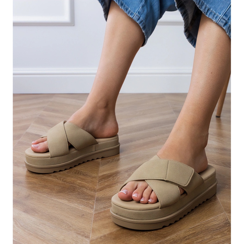 Brown Flip -flops med ränder på plattformen brun 1